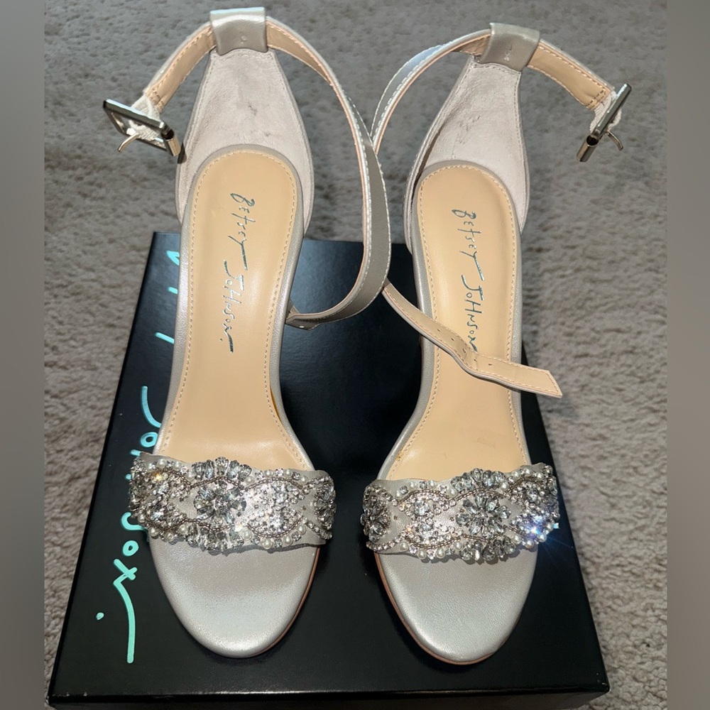 NEW Betsey Johnson silver sandal/heels size 7